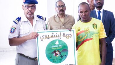 صورة توزيع 100 “باش” على المواطنين مع سقايتها مجانا
