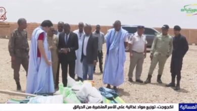 صورة توزيع مواد غذائية على الأسر المتضررة من الحرائق