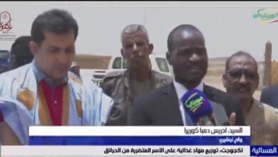 صورة توزيع مواد غذائية على الأسر المتضررة من الحرائق. #تصريح_الوالي