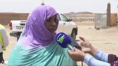 صورة توزيع مواد غذائية على الأسر المتضررة من الحرائق.